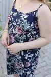 RENKTE GENİŞ KESİM  İP ASKILI DESENLİ ELBİSE