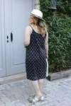 RENKTE GENİŞ KESİM  İP ASKILI DESENLİ ELBİSE