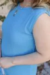 RENKTE GENİŞ KESİM KALIN ASKILI BÜZGÜLÜ MAVİ ELBİSE