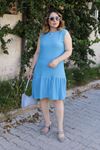 RENKTE GENİŞ KESİM KALIN ASKILI BÜZGÜLÜ MAVİ ELBİSE