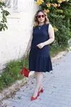 RENKTE GENİŞ KESİM KALIN ASKILI BÜZGÜLÜ LACİVERT ELBİSE