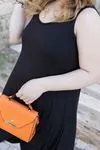 RENKTE GENİŞ KESİM KALIN ASKILI SIRTI ÇAPRAZ BİYE SİYAH ELBİSE