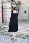 RENKTE GENİŞ KESİM KALIN ASKILI SIRTI ÇAPRAZ BİYE SİYAH ELBİSE
