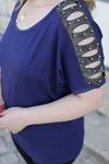 RENKTE OMUZLARI SİMLİ LAZER KESİM LACİVERT BLUZ