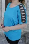 RENKTE OMUZLARI SİMLİ LAZER KESİM MAVİ BLUZ