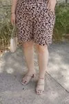 RENKTE STANDART DESENLİ ESNEK ŞORT