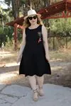 RENKTE KALIN ASKILI ÖNÜ ARMALI SİYAH ELBİSE