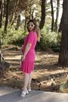 RENKTE ETEK UCU BÜZGÜLÜ GENİŞ KESİM PEMBE ELBİSE