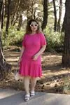 RENKTE ETEK UCU BÜZGÜLÜ GENİŞ KESİM PEMBE ELBİSE