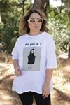 RENKTE ÖNÜ BASKILI BOYFRİEND KESİM BEYAZ TSHİRT
