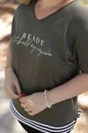 RENKTE BASKILI ETEĞİ ÇİZGİLİ HAKİ BLUZ