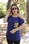 RENKTE OMUZ DEKOLTELİ ZİNCİR ASKILI LACİVERT BLUZ