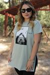 RENKTE KIZ BASKILI YAN YIRTMAÇLI MİNT TSHİRT