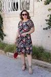 RENKTE GENİŞ KESİM YAKA BÜZGÜLÜ DESENLİ ELBİSE
