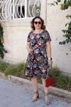 RENKTE GENİŞ KESİM YAKA BÜZGÜLÜ DESENLİ ELBİSE
