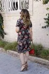 RENKTE GENİŞ KESİM YAKA BÜZGÜLÜ DESENLİ ELBİSE