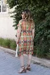 RENKTE GENİŞ KESİM YAKA BÜZGÜLÜ DESENLİ ELBİSE