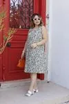 RENKTE GENİŞ KESİM YAKASI PİLELİ DOKUMA ELBİSE