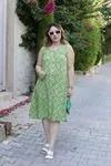 RENKTE GENİŞ KESİM YAKASI PİLELİ DOKUMA ELBİSE