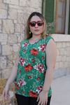 RENKTE KALIN ASKILI V YAKA DESENLİ BLUZ