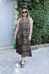 RENKTE GENİŞ KESİM KALIN ASKILI DESENLİ ELBİSE