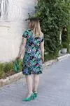 RENKTE GENİŞ KESİM YAKA BÜZGÜLÜ DESENLİ ELBİSE