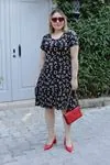 RENKTE GENİŞ KESİM YAKA BÜZGÜLÜ DESENLİ ELBİSE
