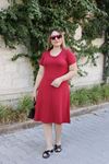 RENKTE GENİŞ KESİM YAKA BÜZGÜLÜ BORDO ELBİSE
