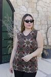 RENKTE KALIN ASKILI V YAKA DESENLİ BLUZ