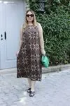 RENKTE GENİŞ KESİM KALIN ASKILI DESENLİ ELBİSE