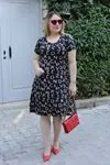 RENKTE GENİŞ KESİM YAKA BÜZGÜLÜ DESENLİ ELBİSE