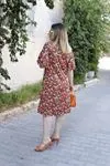 RENKTE KOLU VOLANLI DESENLİ GENİŞ KESİM ELBİSE