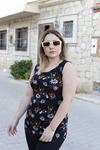 RENKTE KALIN ASKI YAKASI BÜZGÜLÜ DESENLİ BLUZ