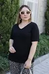 RENKTE V YAKA ESNEK SİYAH TSHİRT