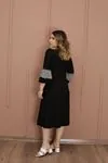 RENKTE GENİŞ KESİM FULAR DETAYLI SİYAH ELBİSE