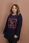 RENKTE BATTAL KALIP YIRTMAÇLI BASKILI LACİVERT BLUZ