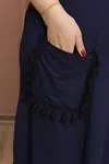 RENKTE GENİŞ KESİM PÜSKÜL DETAYLI LACİVERT ELBİSE