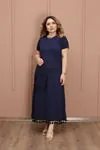 RENKTE GENİŞ KESİM PÜSKÜL DETAYLI LACİVERT ELBİSE