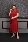 RENKTE GENİŞ KESİM PÜSKÜL DETAYLI BORDO ELBİSE