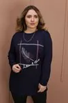 RENKTE GENİŞ KESİM BASKILI LACİVERT BLUZ