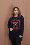 RENKTE BATTAL KALIP YIRTMAÇLI BASKILI LACİVERT BLUZ