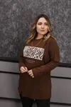 RENKTE GENİŞ KESİM YAZI DETAYLI KAHVERENGİ BLUZ