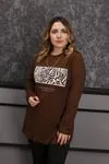 RENKTE GENİŞ KESİM YAZI DETAYLI KAHVERENGİ BLUZ
