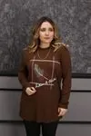 RENKTE GENİŞ KESİM BASKILI KAHVERENGİ BLUZ