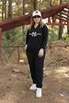RENKTE ÖNÜ YAZILI SİYAH EŞOFMAN TAKIMI