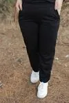 RENKTE ÖNÜ YAZILI SİYAH EŞOFMAN TAKIMI