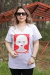 RENKTE V YAKA KIZ BASKILI GRİ TSHİRT