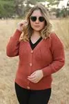 RENKTE DÜĞMELİ SELANİK ÖRGÜLÜ KAHVERENGİ HIRKA