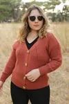 RENKTE DÜĞMELİ SELANİK ÖRGÜLÜ KAHVERENGİ HIRKA