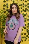 RENKTE GENİŞ KALIP BASKILI LİLA T-SHİRT